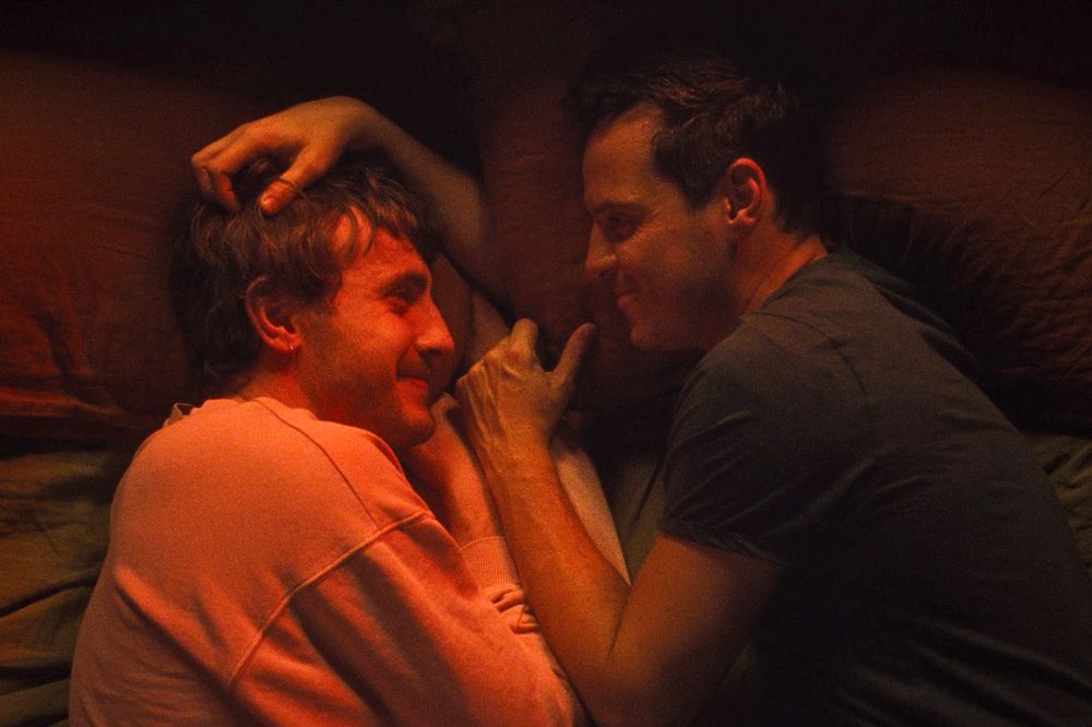 All of us strangers filminden Paul Mescal ve Andrew Scott'un aynı yatakta yan yana yatarkenki görseli